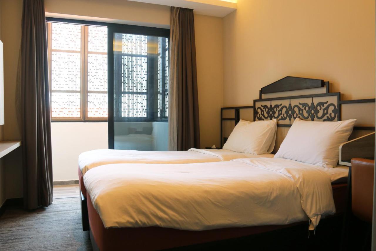 Aqueen Prestige Hotel Lavender Singapore Bagian luar foto