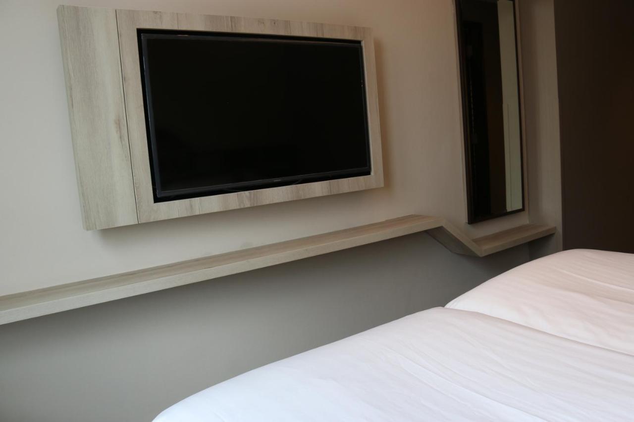 Aqueen Prestige Hotel Lavender Singapore Bagian luar foto