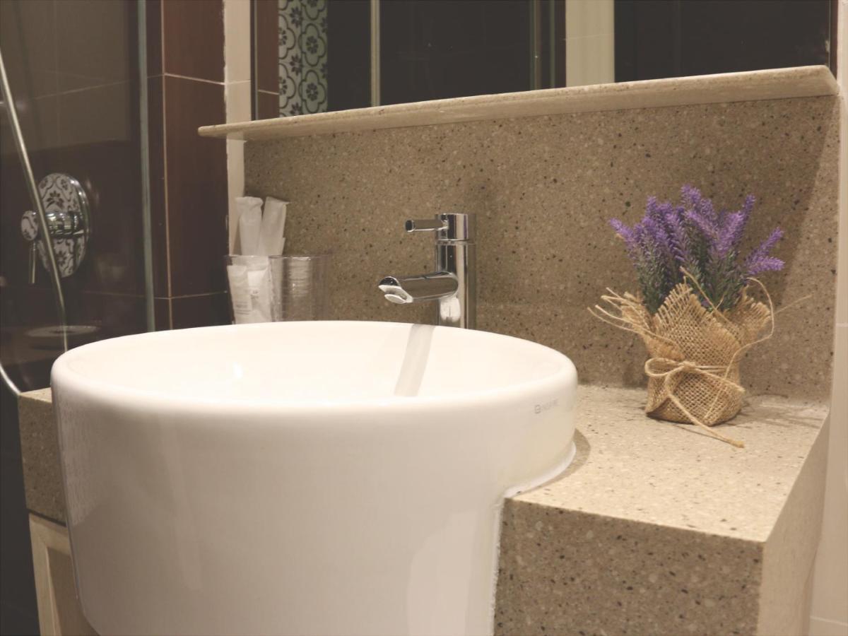 Aqueen Prestige Hotel Lavender Singapore Bagian luar foto