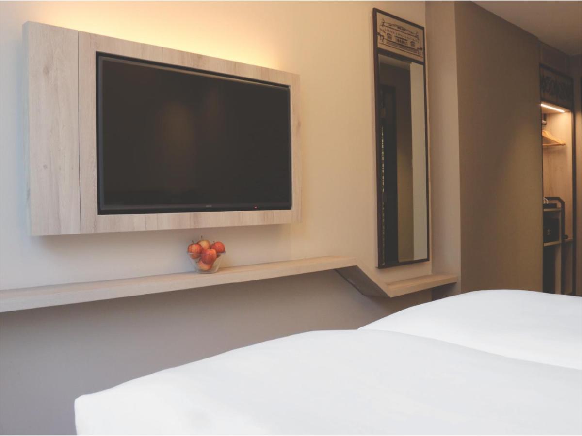 Aqueen Prestige Hotel Lavender Singapore Bagian luar foto