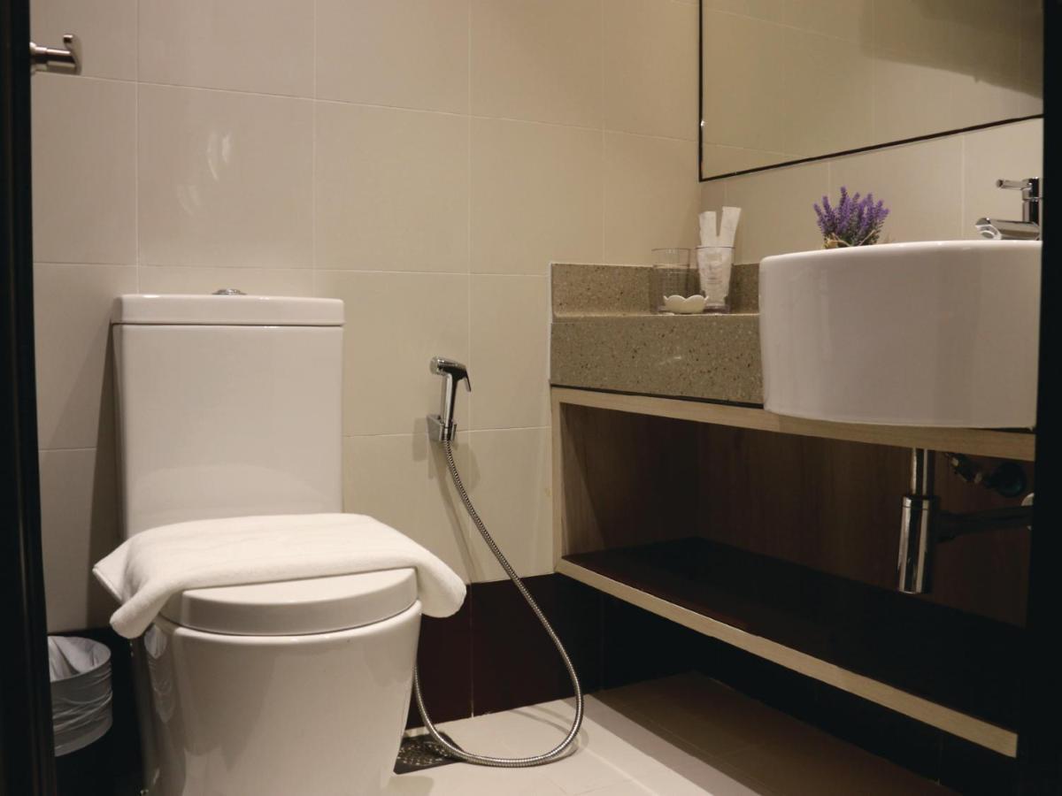 Aqueen Prestige Hotel Lavender Singapore Bagian luar foto