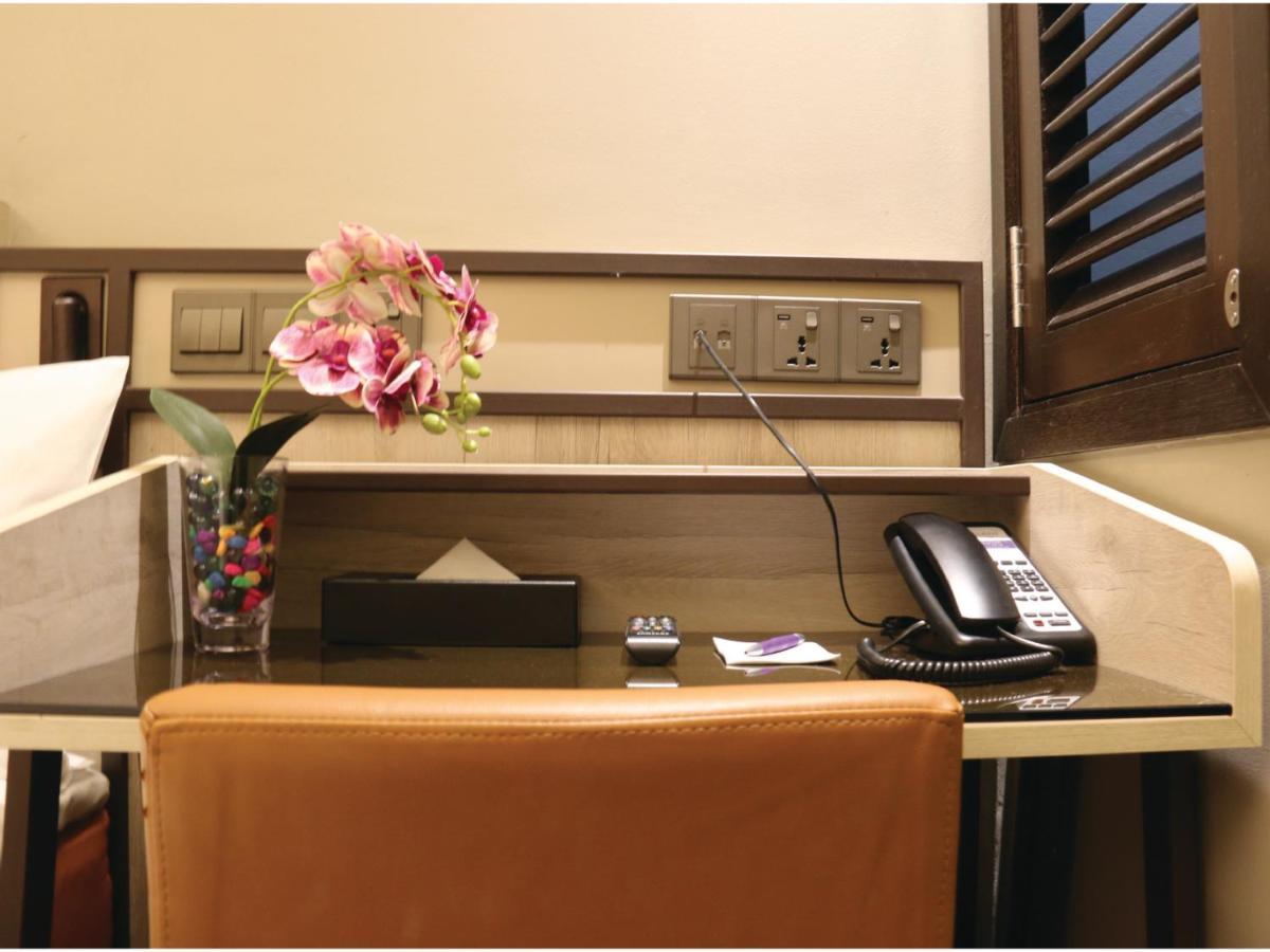 Aqueen Prestige Hotel Lavender Singapore Bagian luar foto