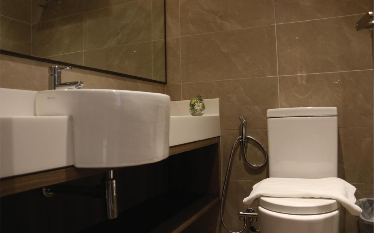 Aqueen Prestige Hotel Lavender Singapore Bagian luar foto